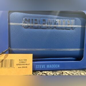 NWT- Steve Madden Bzippee faux leather zip around wristlet, cobalt blue